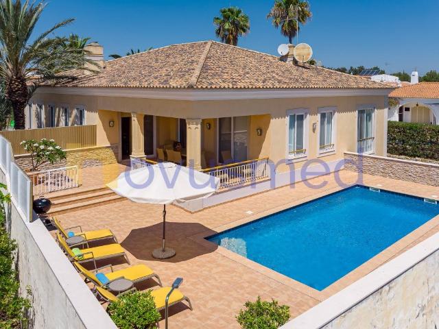 Moradia Térrea T4 com Piscina Aquecida e Garagem Perto da. 269m² Albufeira e Olhos de Água