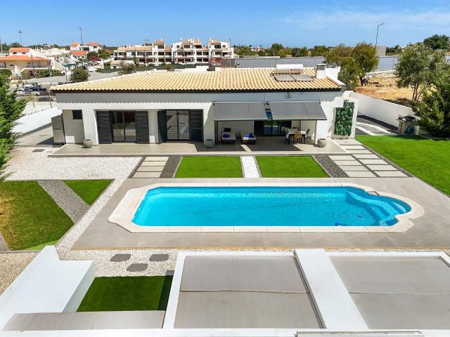 Moradia Térrea T4 com Piscina Privativa, a 600 m da Praia 200m² Armação De Pêra