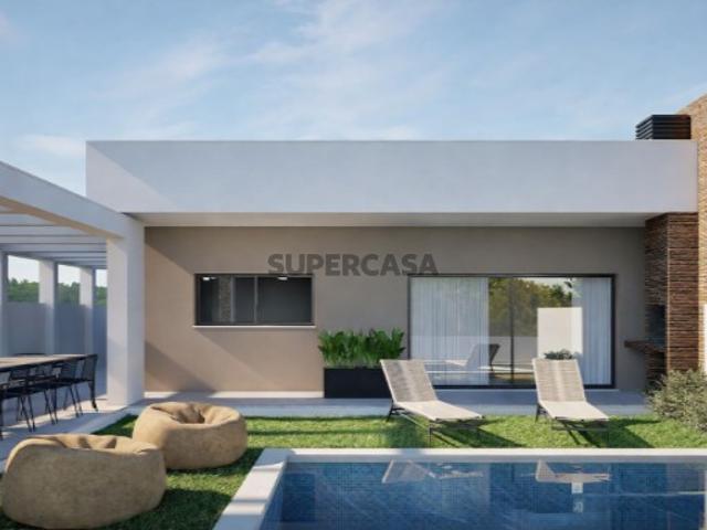 Moradia Térrea T4 de Design Contemporâneo com Piscina Privativa, Suíte com Closet e Garagem
