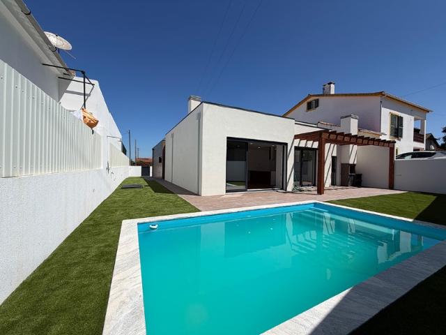 Moradia Térrea T4 de Luxo em Azeitão com Piscina e Jardim
