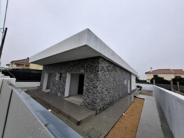 Moradia Térrea T3+1 com grande jardim Fernão Ferro