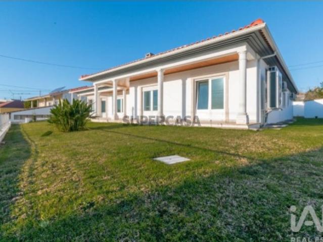 Moradia térrea T4 em Regueira de Pontes de 230,5 m²