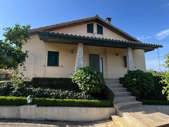 Moradia térrea T4 em Sobreira Formosa e Alvito da Beira de 170 m²