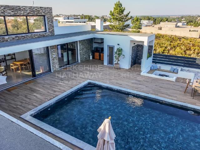 Moradia térrea T4 na Vila Alegre com piscina e vista para a. 300m² Fernão Ferro