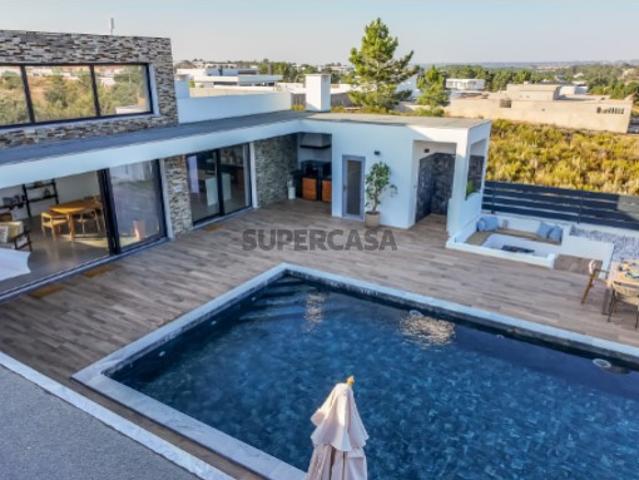 Moradia térrea T4 na Vila Alegre com piscina e vista para a Serra da Arrábida