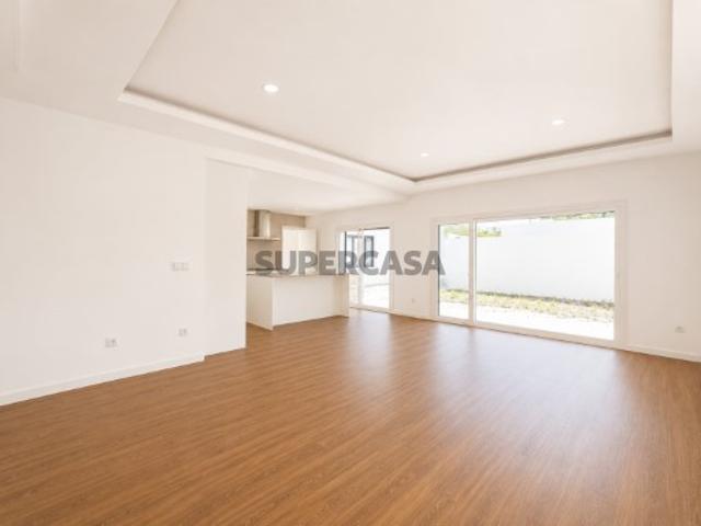 Moradia térrea T4 nova com boas áreas e jardim Fernão Ferro