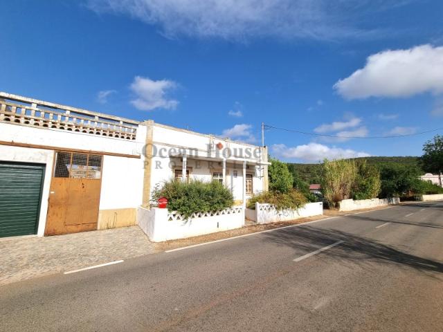 Moradia térrea T4 para restaurar, localizada em Monte Seco Loulé