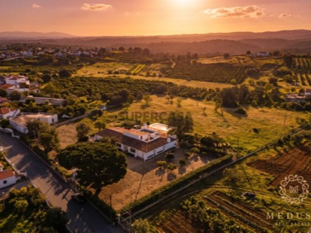 Moradia Térrea T5 com Piscina Arquitetura Intemporal no Algarve