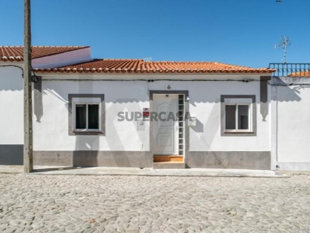 Moradia Térrea T5 com Piscina Totalmente Renovada para habitação ou investimento em Serpa