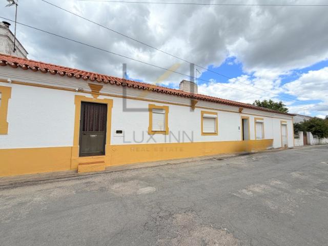 Moradia térrea T5, com terreno de cerca de 5730 m2, Santiago do Escoural, Montemor o Novo