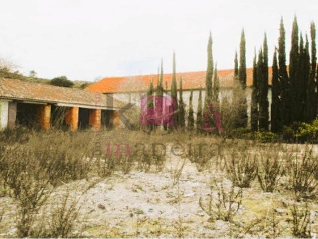 Moradia térrea T6 composta por 2 frações em Casal da Igreja