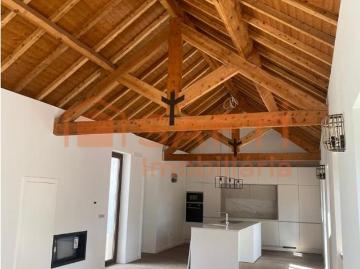 Moradia térrea com pátio interior e grande terreno, totalmen. 275m² Sanguinheira