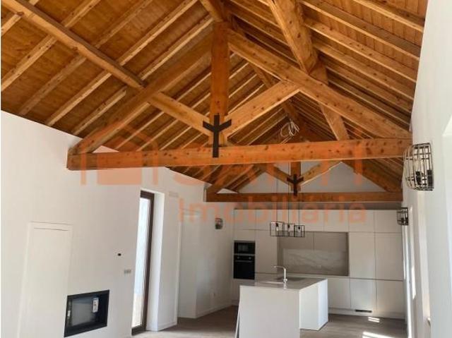 Moradia térrea com pátio interior e grande terreno, totalmen. 275m² Sanguinheira