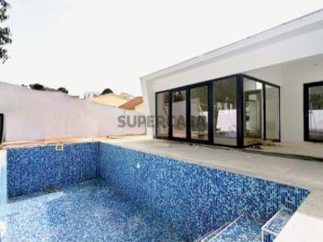 Moradia térrea V3 com piscina e excelente localização no Alto do Índio, Almada