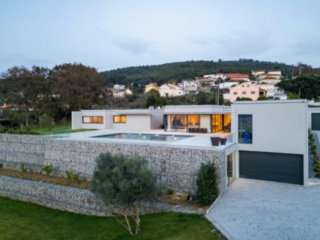 Moradia térrea V4+1 com piscina, ginásio e vistas panorâmicas sobre Braga