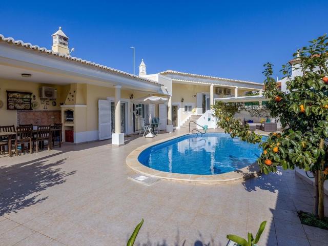 Moradia Térrea V4 Com Piscina Para Venda No Sargaçal 225m² Lagos