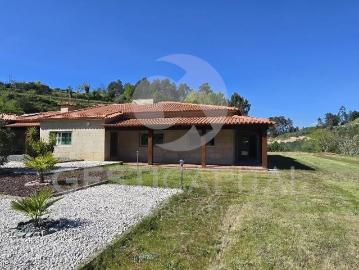 Moradia T4 Térrea de Luxo em Pedra com Terreno, Garagem e Levada Natural – Penafiel