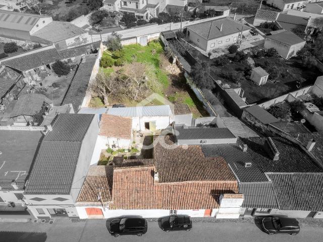Moradia térrea c/ 311 m² de construção em lote de 1124 m² | Vila de Frades, Beja