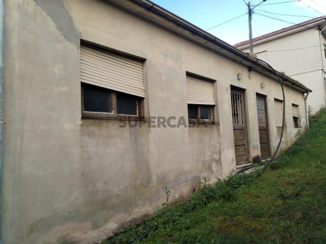 Moradia Térrea com 2 T1 de utilização Independente, para reabilitar. Oportunidade de Investimento em S. Mamede do Coronado