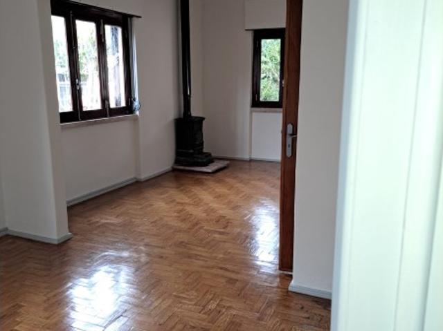 Moradia terrea com 2 quartos e pequeno logradouro