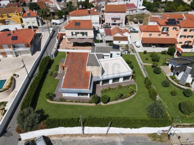 Moradia Térrea com 335 m², inserida em lote de 1.200 m² | Bucelas