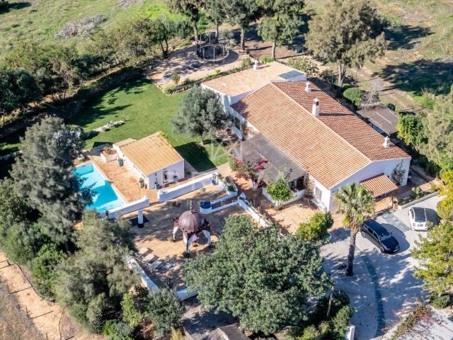 Moradia térrea com 4+1 quartos inserida numa quinta com 6,5h. 240m² Estômbar e Parchal