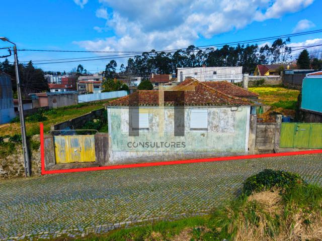 Moradia Térrea com 4 Frentes e 1.054m² de Terreno – O Seu Refúgio em Moreira, Maia
