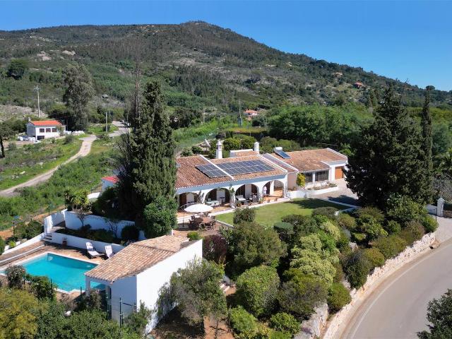 Moradia térrea com 5 quartos e vistas espetaculares perto de. 298m² Monchique