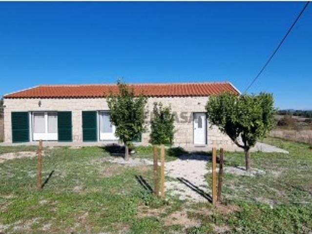 Moradia térrea, com garagem mobilada e cozinha equipada com 4 quartos