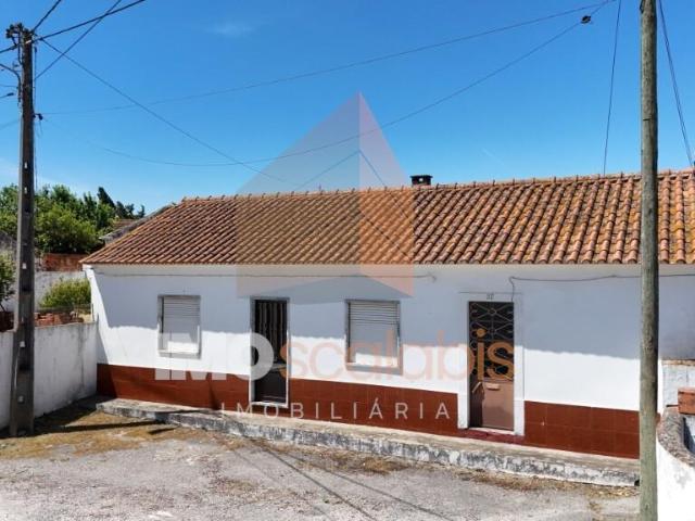 Moradia Térrea com Excelente Potencial em Louriceira, Almoster – Santarém