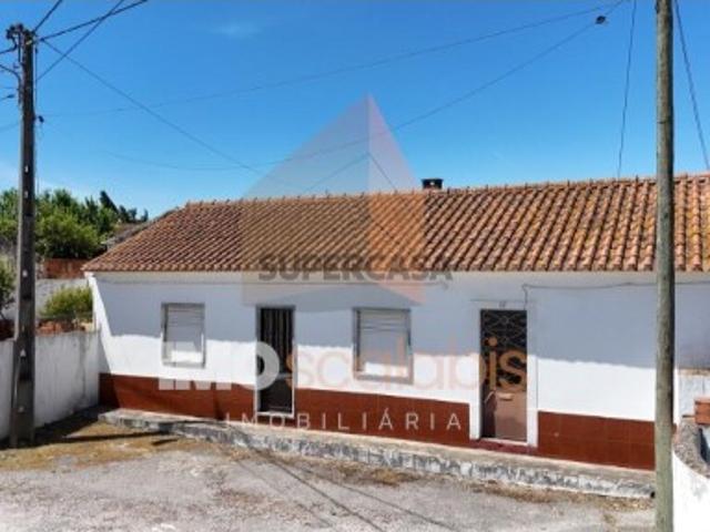 Moradia Térrea com Excelente Potencial em Louriceira, Almoster Santarém