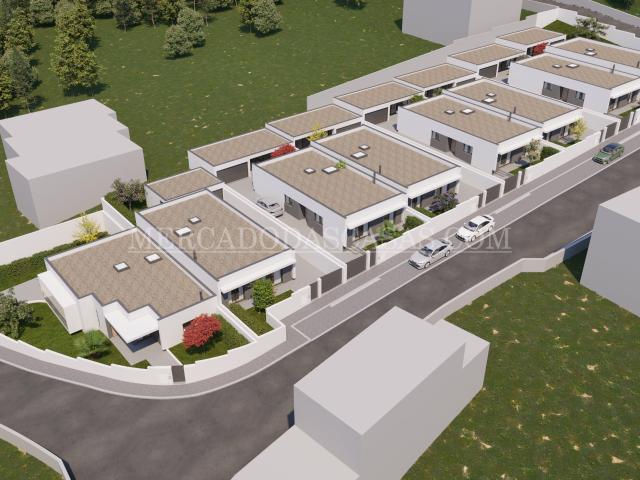 Moradia térrea com jardim, zona tranquila