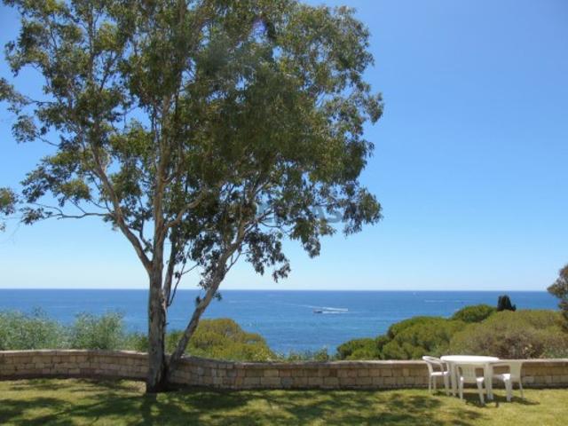 Moradia Térrea com lote 11 mil m2, com localização privilegia em Santa Eulália/Praia da Oura, com vistas magníficas frontais de mar e vegetação de praia. ACESSO PRIVADO A PRAIA. Ver plantas