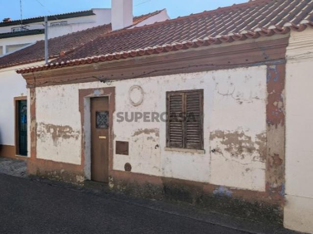 Moradia térrea com potencial no centro do Pego Abrantes
