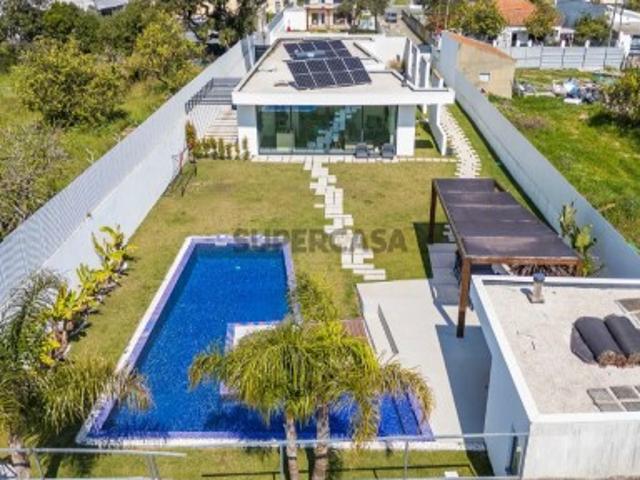 Moradia Térrea com Piscina aquecida e excelente jardim. Localizada em Quintinhas, Seixal