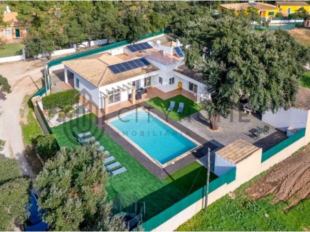 Moradia Térrea com piscina e terraço na cobertura