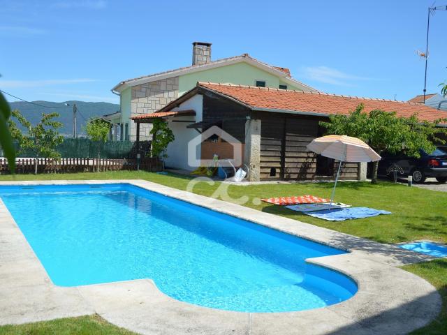 Moradia térrea com piscina e terreno envolvente com arvores de frutos e anexos