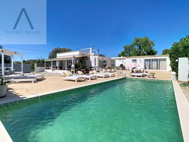 Moradia térrea com piscina e vista mar a partir do terraço. 130m² Pechão
