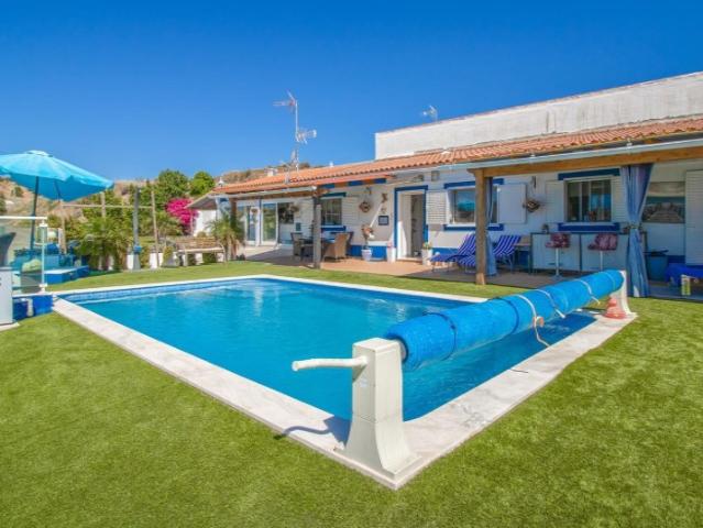 Moradia Térrea com Piscina e Vista Campo, a 10 Minutos da Praia