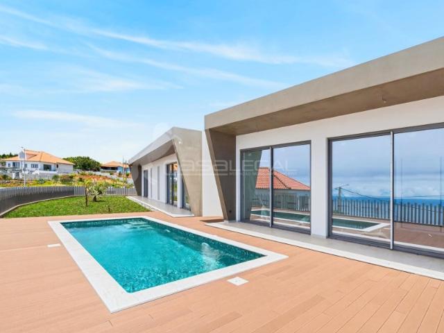 Moradia térrea com piscina, situada perto do campo de golfe