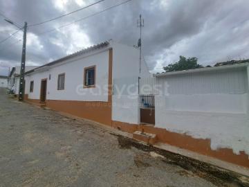 Moradia Térrea com Quintal e Arrumos localizada no Concelho de Ourique