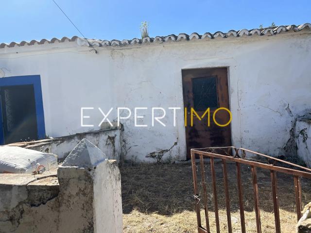 Moradia térrea com terreno para reabilitar em Santa Catarina, Algarve