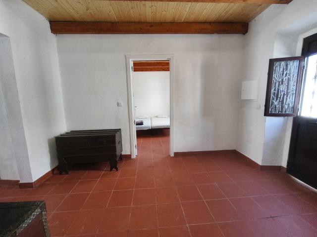 Moradia terrea de 4 assoalhadas com quintal em Pias