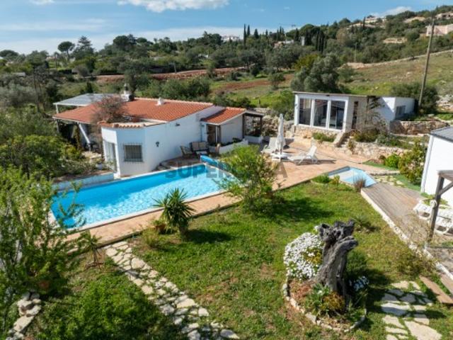 Moradia térrea de 3 quartos e piscina