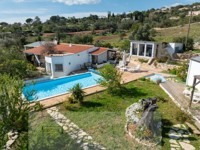 Moradia térrea de 3 quartos e piscina