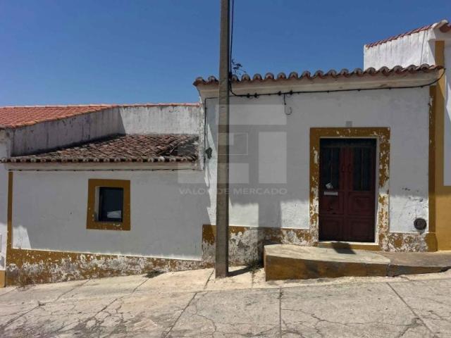 Moradia térrea de tipologia T1. Dispõe de logradouro a tardoz