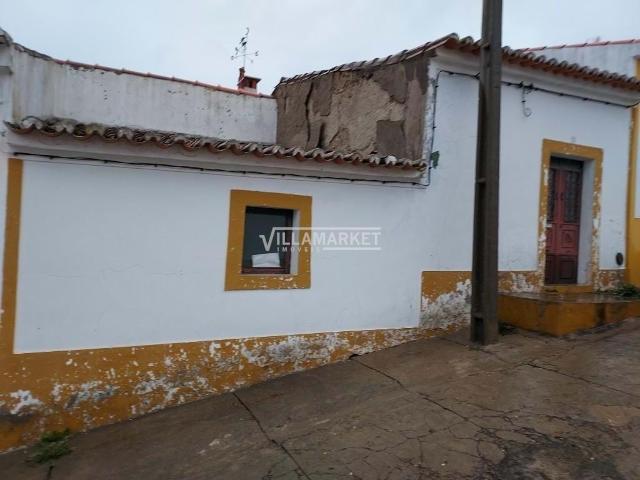 Moradia térrea de tipologia T2 +1 da banca situada em São Aleixo da Restauração no concelho de Moura