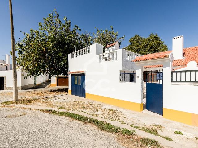 Moradia Térrea de Gaveto T3+1 com Sótão, Logradouro de Entrada, Quintal, Terraço e Garagem em Évora