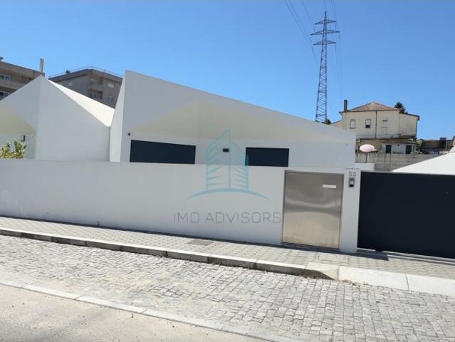 Moradia Térrea de LUXO com 3 frentes NOVA em construção