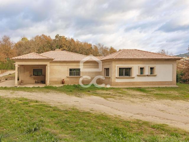 Moradia Térrea de Luxo com Cave | Conforto, Eficiência e Espaço Exterior Exclusivo